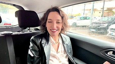 A Grasse, Lena, 34ans, démarre une aventure inédite pour elle !