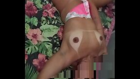 Casada se exibindo para um amigo, acabou mamando a rola dele.