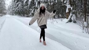 High heels sandals on snow, high heels sandals snow walk, strappy high heels on snow, slippery high heels