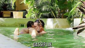 passei a tarde fodendo gostoso na piscina e ele louco para comer meu cu. completo no cassiflix.