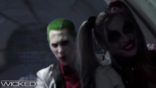 Een Harley Quinn-cosplayer wordt anaal gepenetreerd door de Joker en Batman.