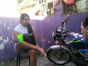 ayudo a mi hermanastra a lavar la moto y me hace un oral en la calle parte 1