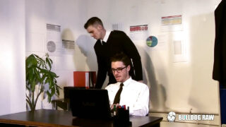 Unge Aj Alexander og Johny Cruz i uniform, stor pik bliver kneppet i røven