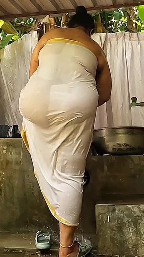Classy Indian Bhabi Bathing Fully Nude Outdoor Showing Her Assets
