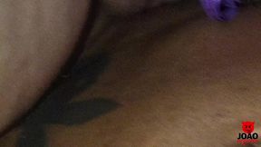 a safada mesmo dentro do carro quis chupar e sentar na pica ate o garoto gozar