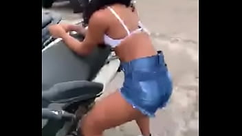 Morena Maryana Rebolando na Moto