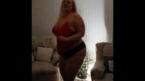 Shake that booty, flash that ass - Blonde BBW's big ass