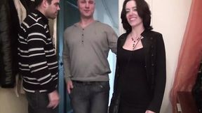 Hot Elo takes on gang bang with hand and fiddle