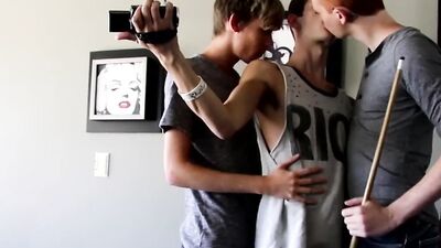 Cute college mates are having sex in a gay 3some