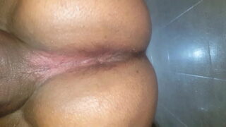 Homoseksuele slet die haar eigen kont neukt