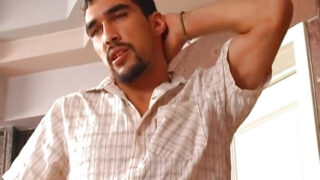 Gay spanioli fierbinți care fac sex oral și masturbare manuală înainte de a fi futuți anal