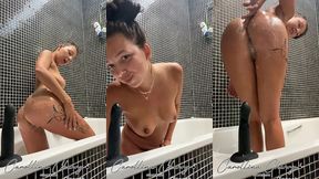 super coquine dans la baignoire