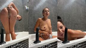 super coquine dans la baignoire