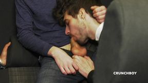 des mecs baisent dans un bus sur la route en exhib