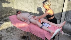 massagem nu ao ar livre com a loira gostosa