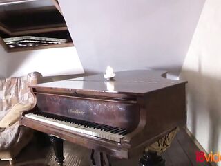 eighteen Videoz - Alice Marshall - Banging to classical music