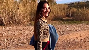 hermosa modelo hace primera vez un desnudo