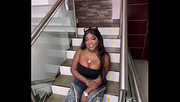 Vecina me da un masaje y termino follando duro conmigo