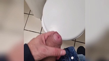 Batendo uma no banheiro do trabalho.