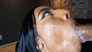 Chupando um dotado de 21 cm bem babado