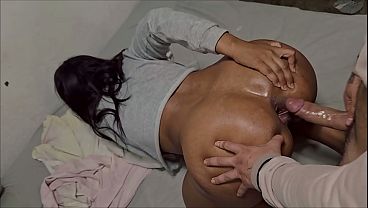que ajustado se siente el ano de mi hijastra, es una lastima dejarselo abierto