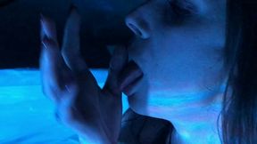 je me doigte la chatte et le cul en levrette dans le bain5 minutes de pur ...