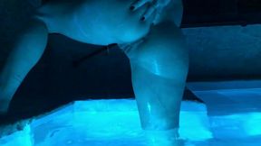 je me doigte la chatte et le cul en levrette dans le bain5 minutes de pur ...