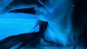 je me doigte la chatte et le cul en levrette dans le bain5 minutes de pur ...