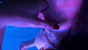 je me doigte la chatte et le cul en levrette dans le bain5 minutes de pur ...