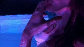 je me doigte la chatte et le cul en levrette dans le bain5 minutes de pur ...