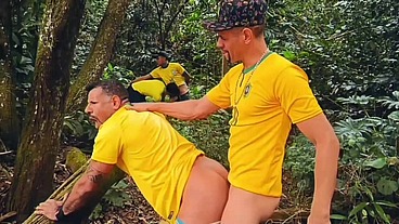 Jogo do Brasil com vários dotados safados e roludao acabou o final na mata fodendo gostoso