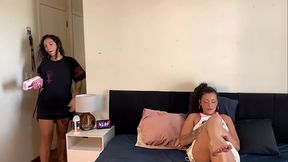 Brincadeira entre amigas - Puca Devil chupando gostoso a bucetinha da amiga Espuletinha