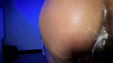 DESCUIDA a su NOVIA y se FOLLA al pimer PENDJEO que se CRUZA en su camino