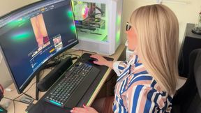 The Secretary Takes a Break in the Office and Starts Masturbating.
