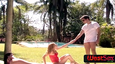 Duas gostosas que gostam de apanhar e dar sem pressa - Sabrina Lynns - Vanessa Blond - Frotinha Porn Star -