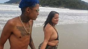 Achei famoso brinquedo na praia e fui logo oferecer a buceta