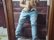 Cachondo latino pajeandose su verga gruesa en el espejo del baño