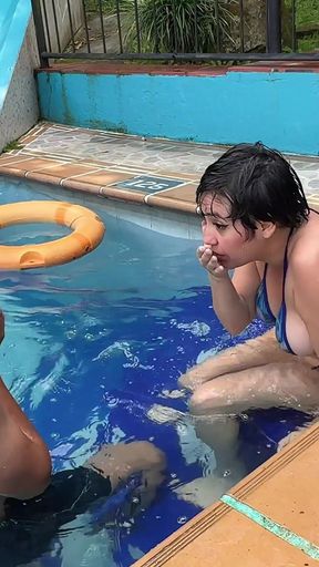 Ayudo a Mi Sexi Culona Hermanastra Para Que No Ahogue En La Piscina a Cambio De Ello Me Deja Follarla Duro Por Su Estrecho Culo.