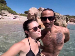 Pequeno Sexo Oral Bajo Las Rocas En El Agua