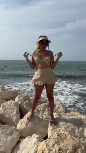 You like how the sea behind me is