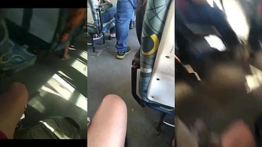 Botando o pau pra fora dentro do ônibus com desconhecidos do lado