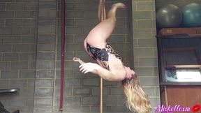Muscle Girl Sexy and Strong Pole Dance
