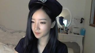 Sexig polis cosplayer strippar och dansar på webbkamera