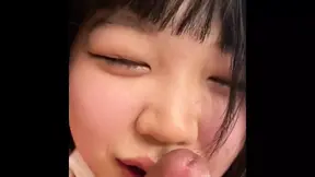 Een hete Aziatische engel rijdt op haar lul en laat haar grote oppai zien.