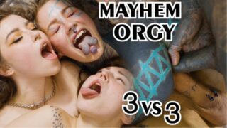 Blowjob, klaarkomen, deepthroat, orgie, groepsseks, dubbele penetratie &#8211; getatoeëerde tienergoth Eden Ivy met kleine tieten ontvangt een pik van haar kont naar haar mond