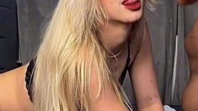 rubia follada por amigo de polla grande