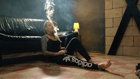 Smoking in gym clothes HD MP4