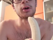 Mangio una banana in modo sexy in cucina