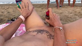 me godant mon petit trou devant des voyeurs sur la plage hot video dans ...