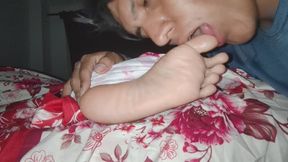 Roxana regresa y recibe adoración mientras duerme